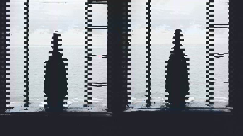 Gutt som ser utover et hav