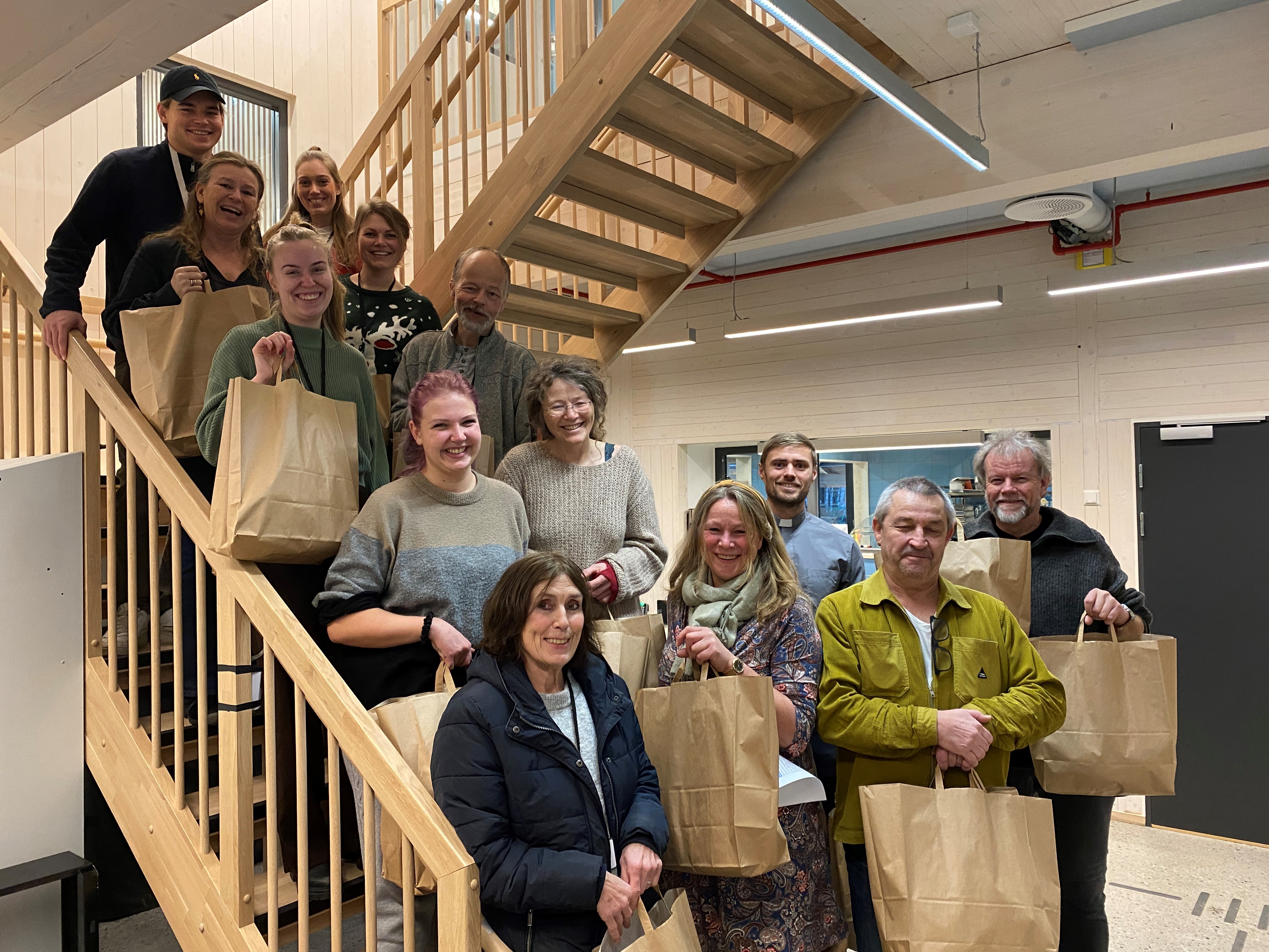 Personalet på Kirkens feltarbeid i Asker på vei ut med matposer og julegaver til 84 adresser i Asker.