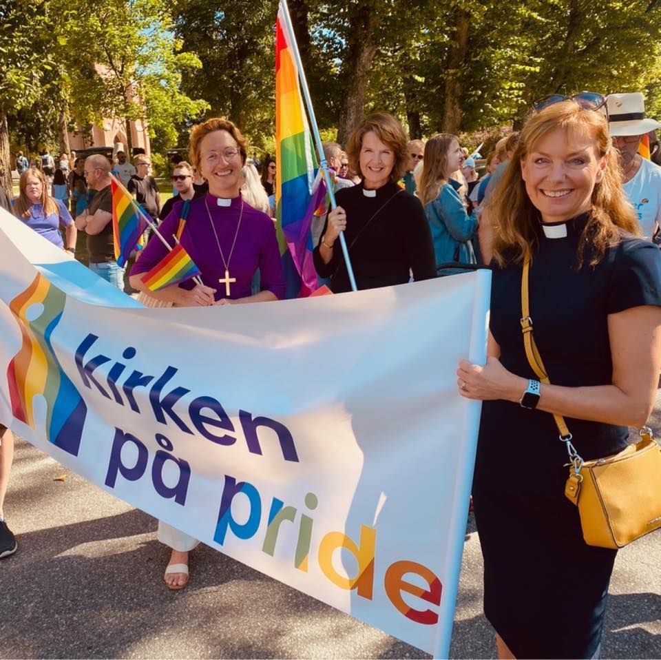 Biskop Kari på "Pride på grensen" i Halden 1. juni 2024, sammen med tidligere prost i Søndre Follo Hege Fagermoen og andre ansatte og frivillige fra menighetene i Sarpsborg, Fredrikstad og Halden.