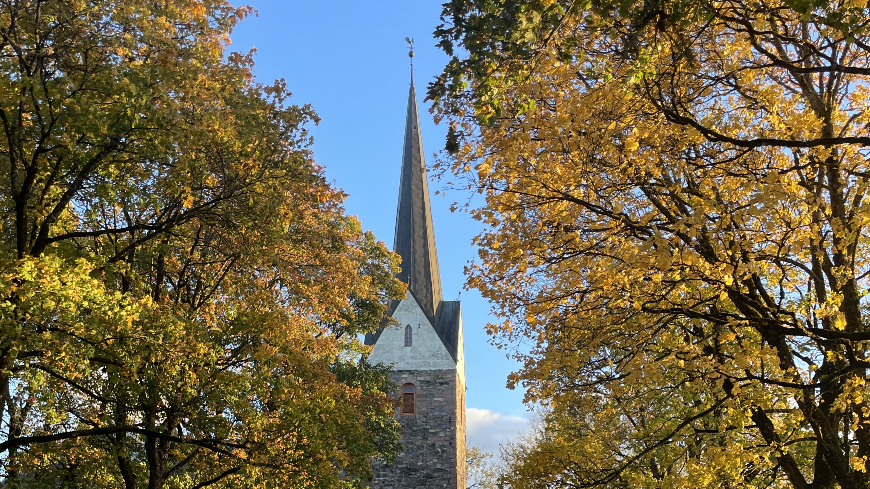 Høstfarger foran Skedsmo kirke