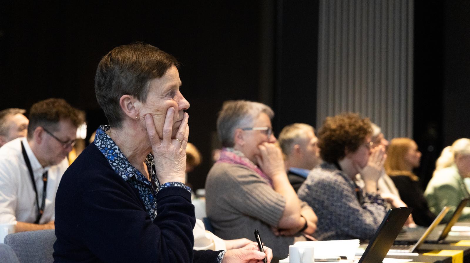 Fra plenumssalen på årets kirkemøte, med biskop Anne Lise Ådnøy på Stavanger-benken. (Foto: Heidi Olsen/Den norske kirke)