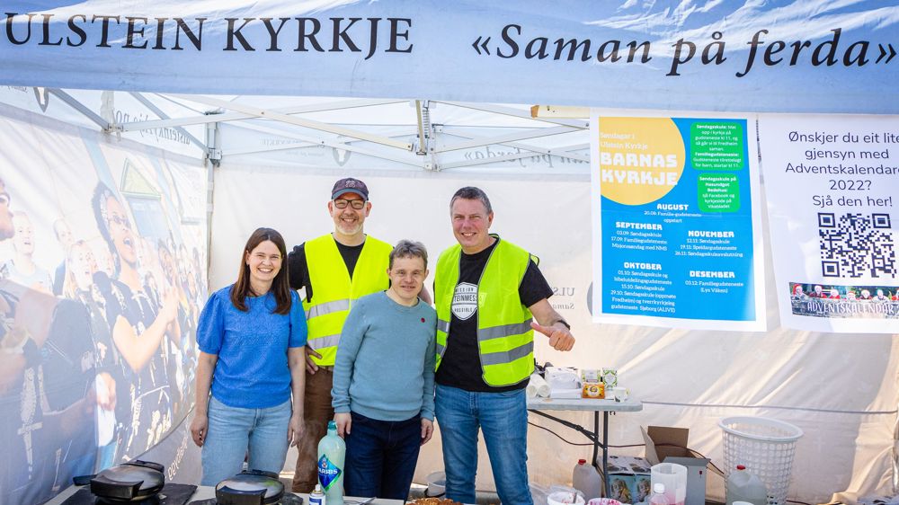 Ulstein kyrkje serverte vafler under Ulsteinmessa (foto: Svein Arne Orvik)