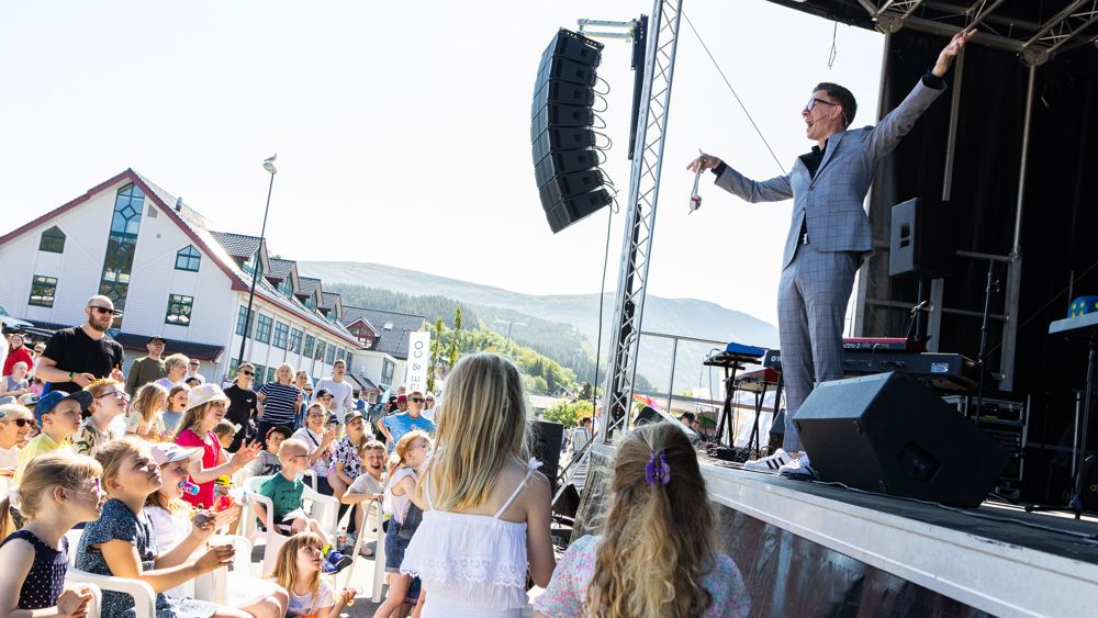 Tryllekunstnaren Hedné lagde god stemning på sceneshowet (Foto Svein Arne Orvik)