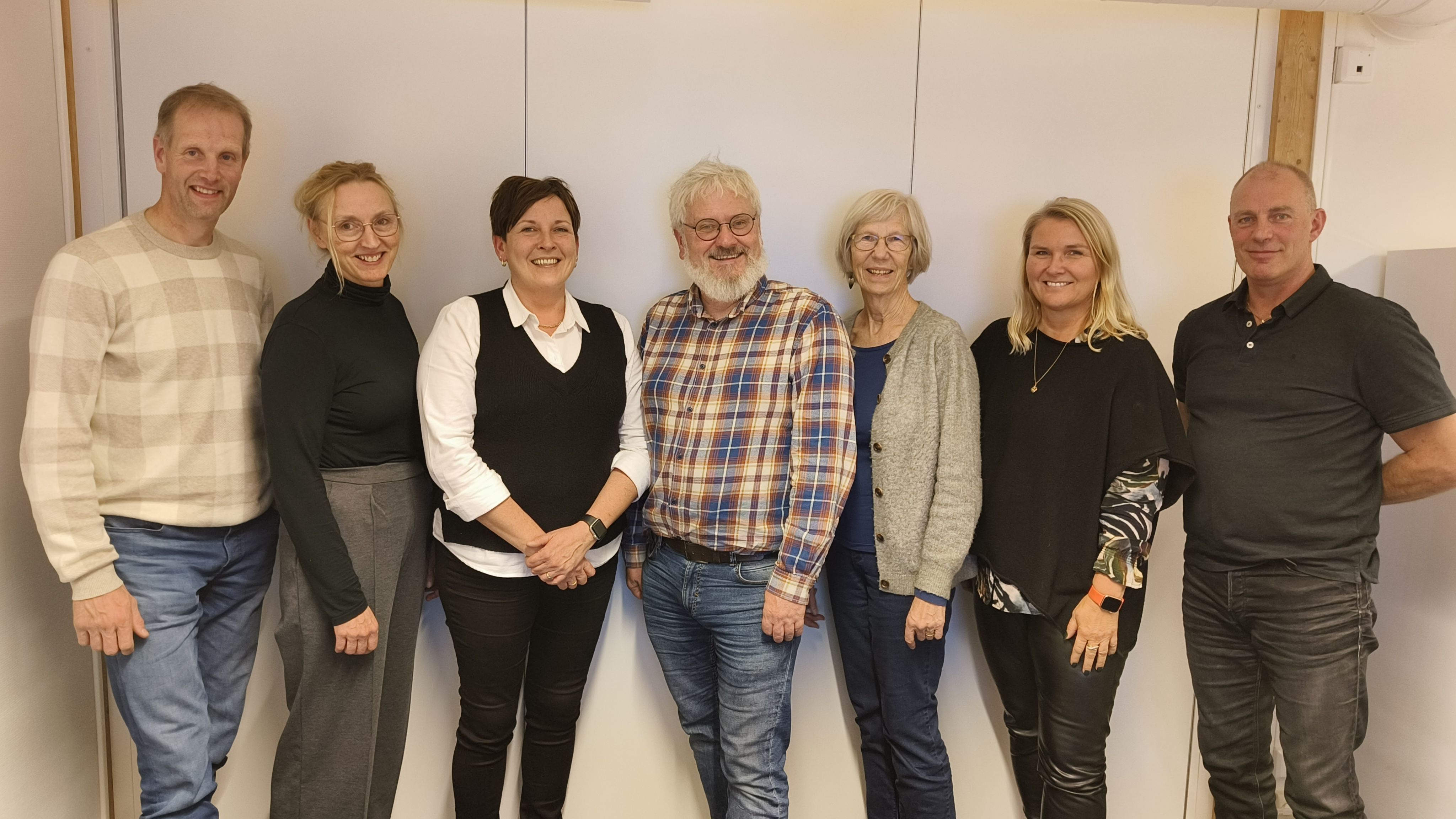 Åfjord og Stoksund menighetsråd perioden 2023 - 2027. Fv.: Odd Arne Sørdahl, nestleder Ruth Marine Murvold, Berit Iversen Aaberg, sokneprest Kristian Kjenes, Else Koren Nesheim, leder Hilde Lorentsen og Gisle Herfjord