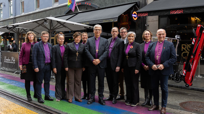Biskopene i Den norske kirke utenfor London Pub, Olso. 16. oktober 2025. Foto: Den norske kirke
