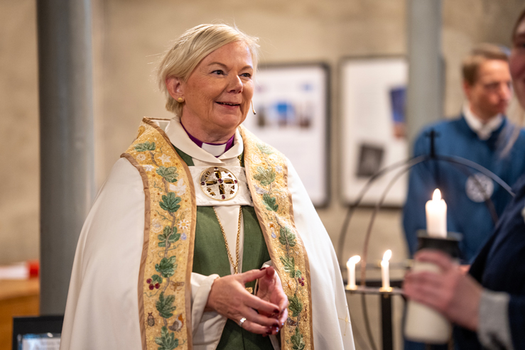Det var ein glad og stolt biskop som kunne visa fram den nye bispekåpa i samband med ei gudsteneste i Bergen domkirke 20. september 2026. Foto: Gyrid Cecilie Nygaard.