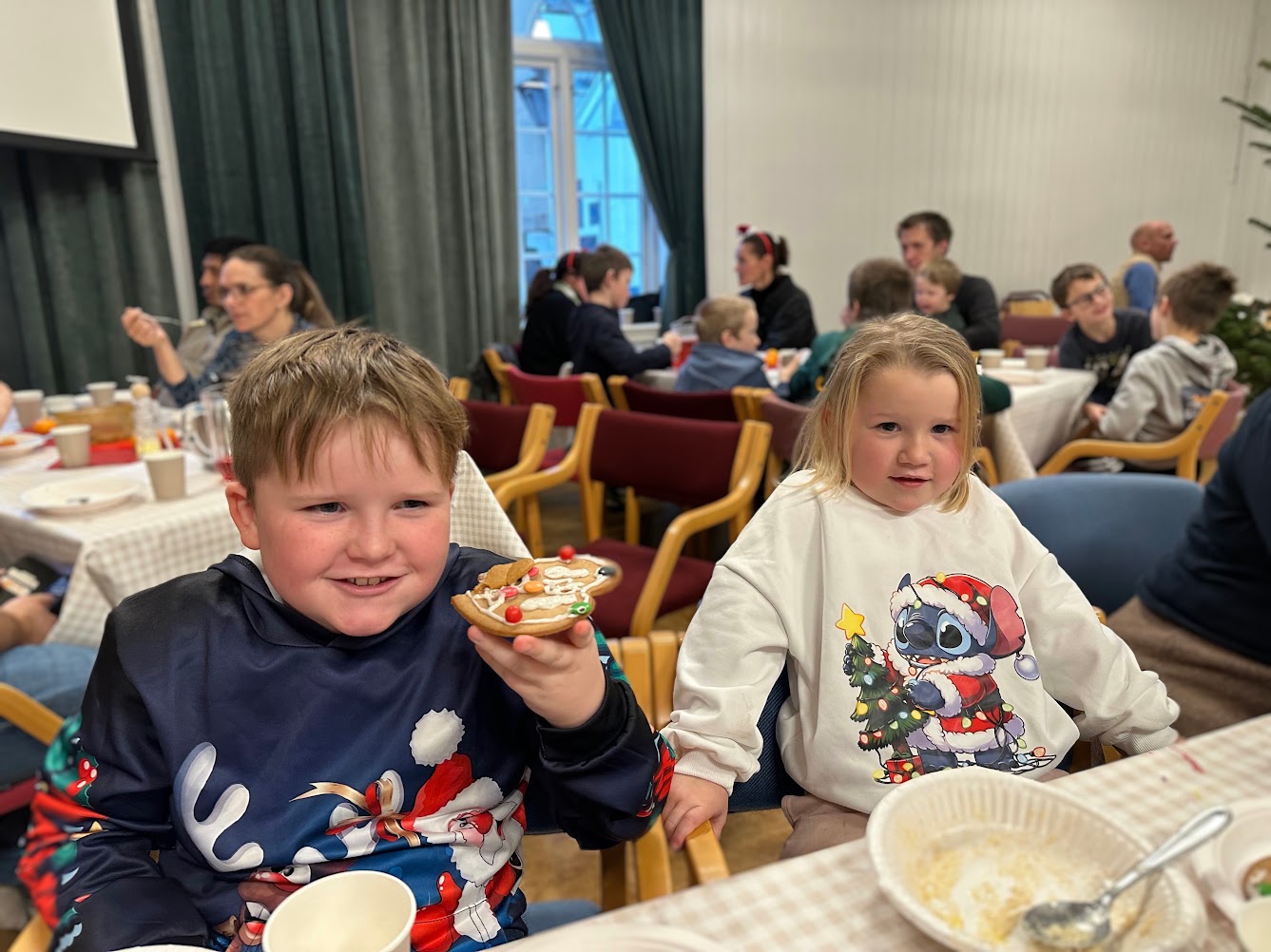 Ole og Anna på juleverkstedet i fjor.