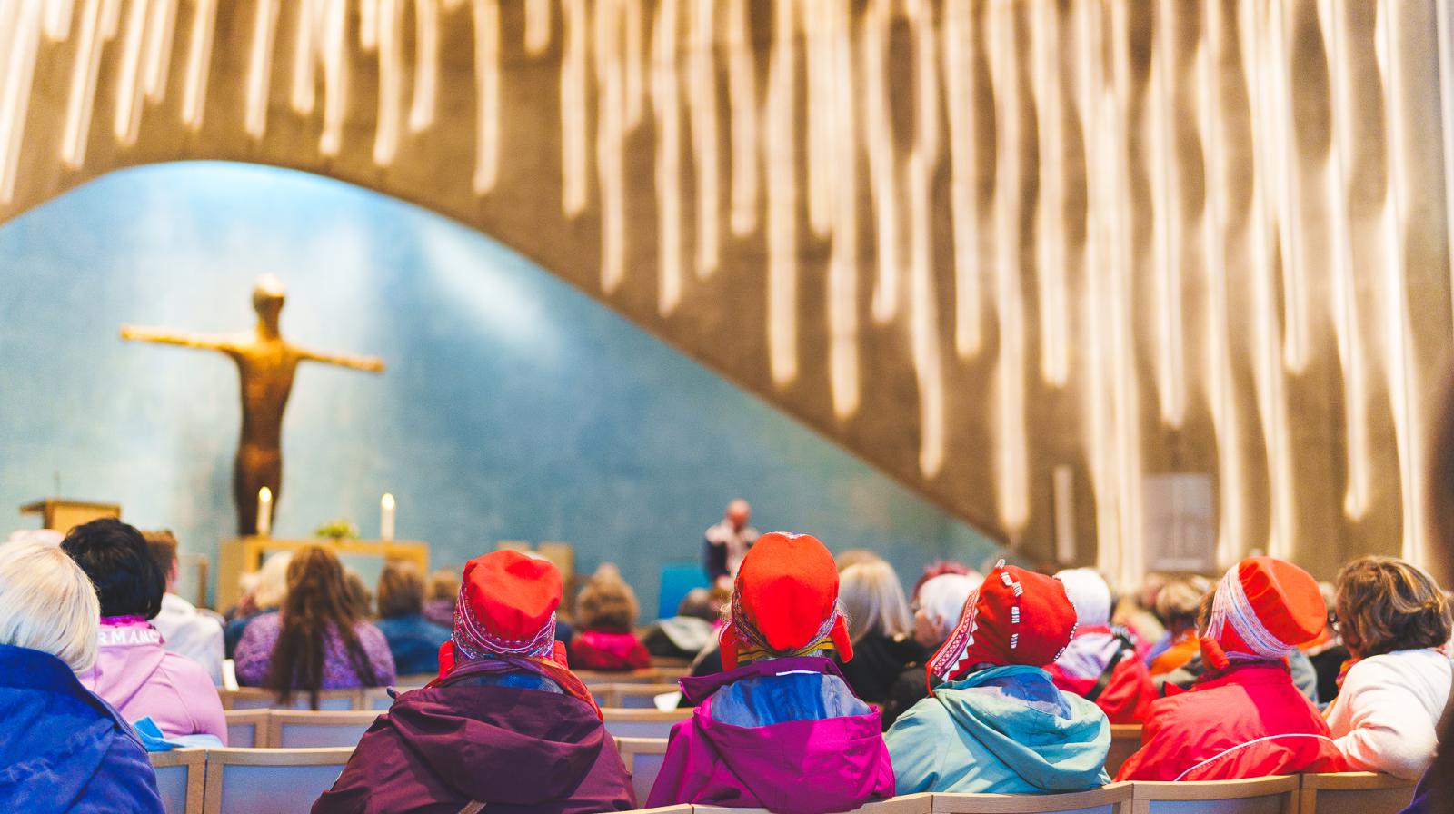 Gudstjeneste i Nordlyskatedralen Alta kirke på Samiske kirkedager 2025. Foto: Ørjan Marakatt Bertelsen.