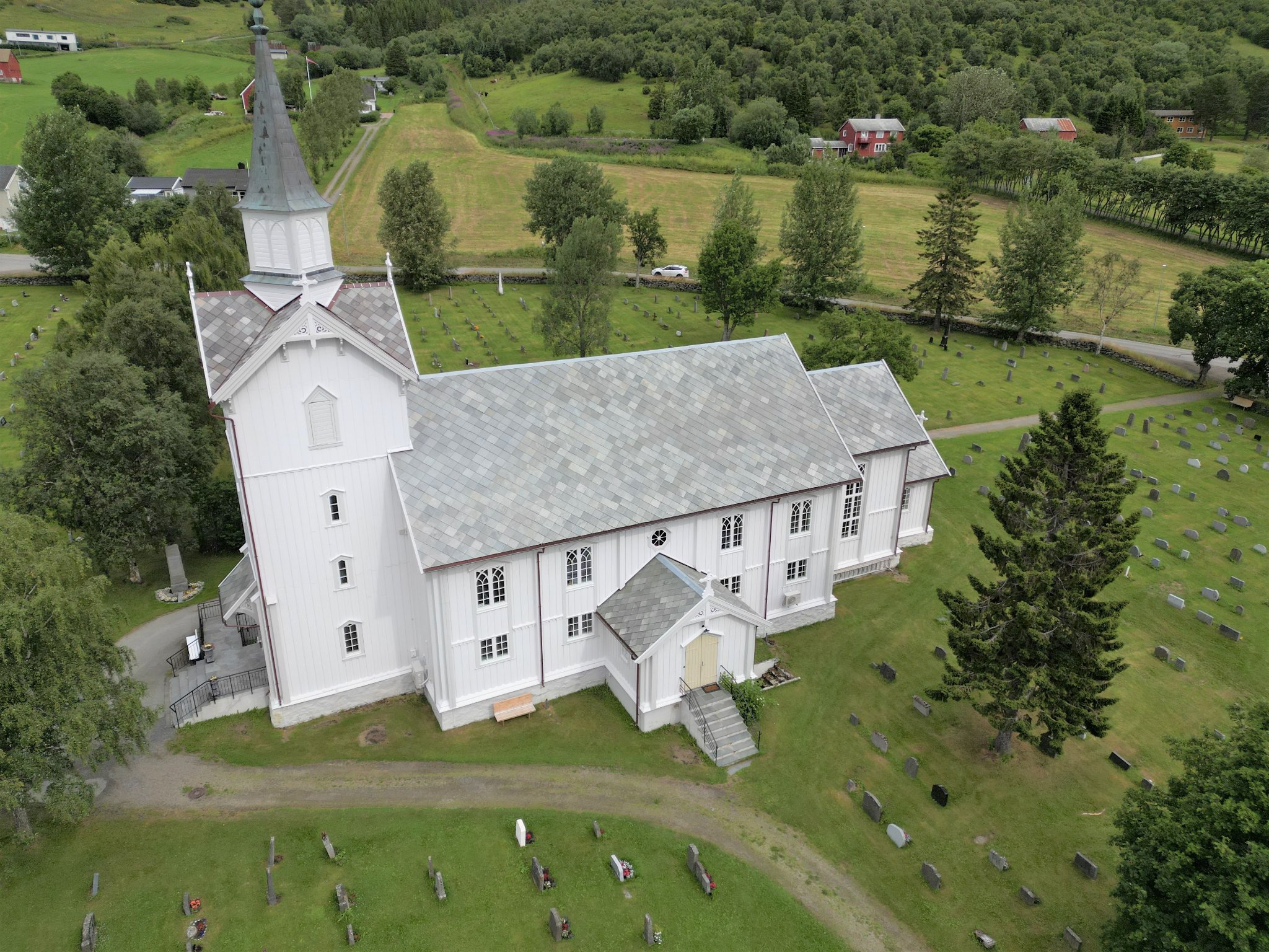 Avbildet er Kvæfjord kirke. Fotograf: Ole Jonny Vikholt