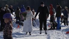 Maria Christine Hedström og Rasmus Olof Anders Ahnell sa ja til hverandre på isen. Skjermbilde: NRK Dagsrevyen, lørdag 14. februar.