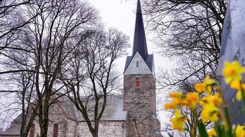 Kirken med påskeliljer