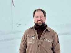 Fjellprest Vetle Styve Sæbø møter folk der de er, på ferie, i skiløypa og i naturen. Foto: Torill Landaasen