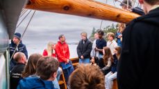 Kronprins Haakon og Kronprinsesse Mette Marit vitja verdiseglasen under kristenretten-jubileet på Moster, 1. juni. Foto: Halvard Bøe.