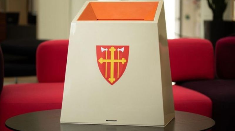 Stemmeurne med bilde av våpenskjoldet til Den norske kirke, Olavsmerket.