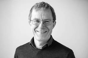 Et bilde som inneholder Menneskeansikt, person, smil, portrett

KI-generert innhold kan være feil.