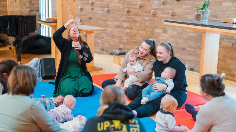 I 2023 var det rekordmange deltakarar på småbarn- og babysong i Den norske kyrkja. Det viser dei foreløpige tala som SSB gjorde offentlege fredag 15. mars. Foto: Torstein Kiserud / Den norske kyrkja.