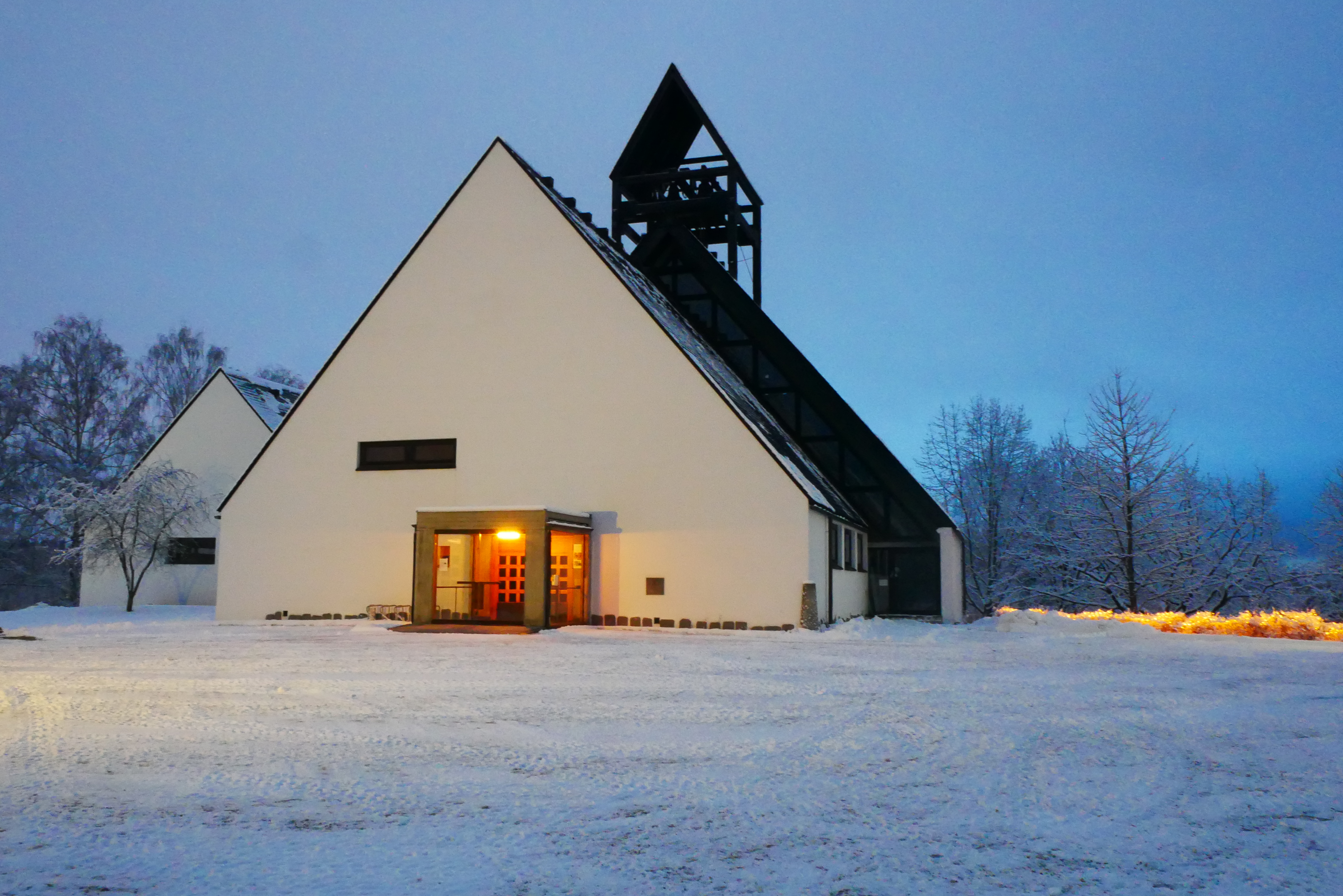 Holmen kirke vinter. Foto: Norunn Edvardsen