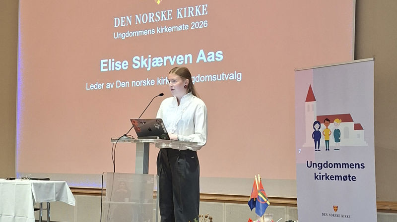 Elise Skjærven Aas på talerstolen.