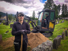 Sommervikar Erik Fjelltveit Nyhuus. Kirkegårdsmedarbeider Erik Bråten på gravemaskinen. Foto: Anders Nyhuus