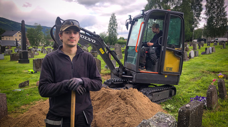 Sommervikar Erik Fjelltveit Nyhuus. Kirkegårdsmedarbeider Erik Bråten på gravemaskinen. Foto: Anders Nyhuus