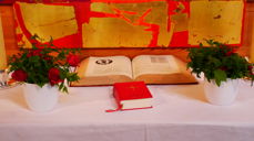 Bibel på alteret i Holmen kirke. Fotograf: Norunn Edvardsen