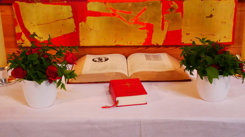 Bibel på alteret i Holmen kirke. Fotograf: Norunn Edvardsen