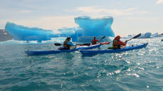 Bilde av tre padlere på ishavet. Foto: Bertin Holme Flatebø
