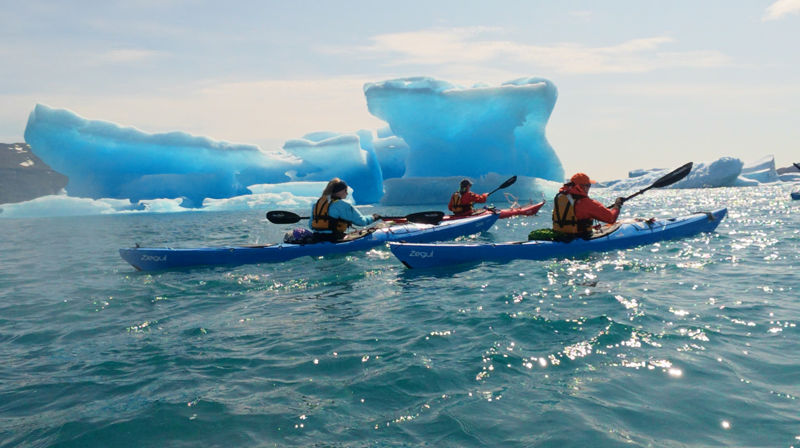 Bilde av tre padlere på ishavet. Foto: Bertin Holme Flatebø