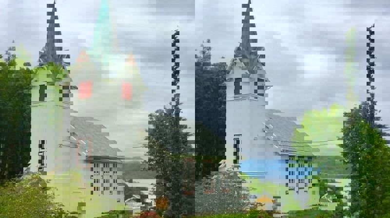 Arbeidet med nytt inngangsparti ved Heim kirke