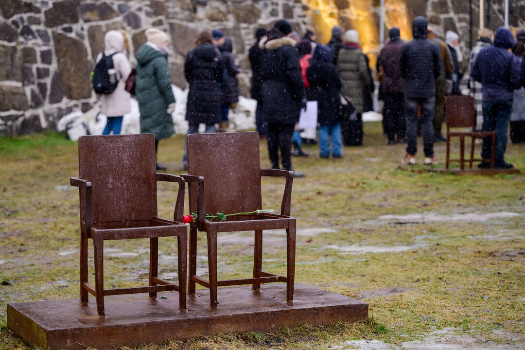 Fra fjorårets markering av den internasjonale holocaustdagen ved minnesmerket for deporterte norske jøder utenfor Akershus festning. Foto: HL senteret / Fartein Rudjord