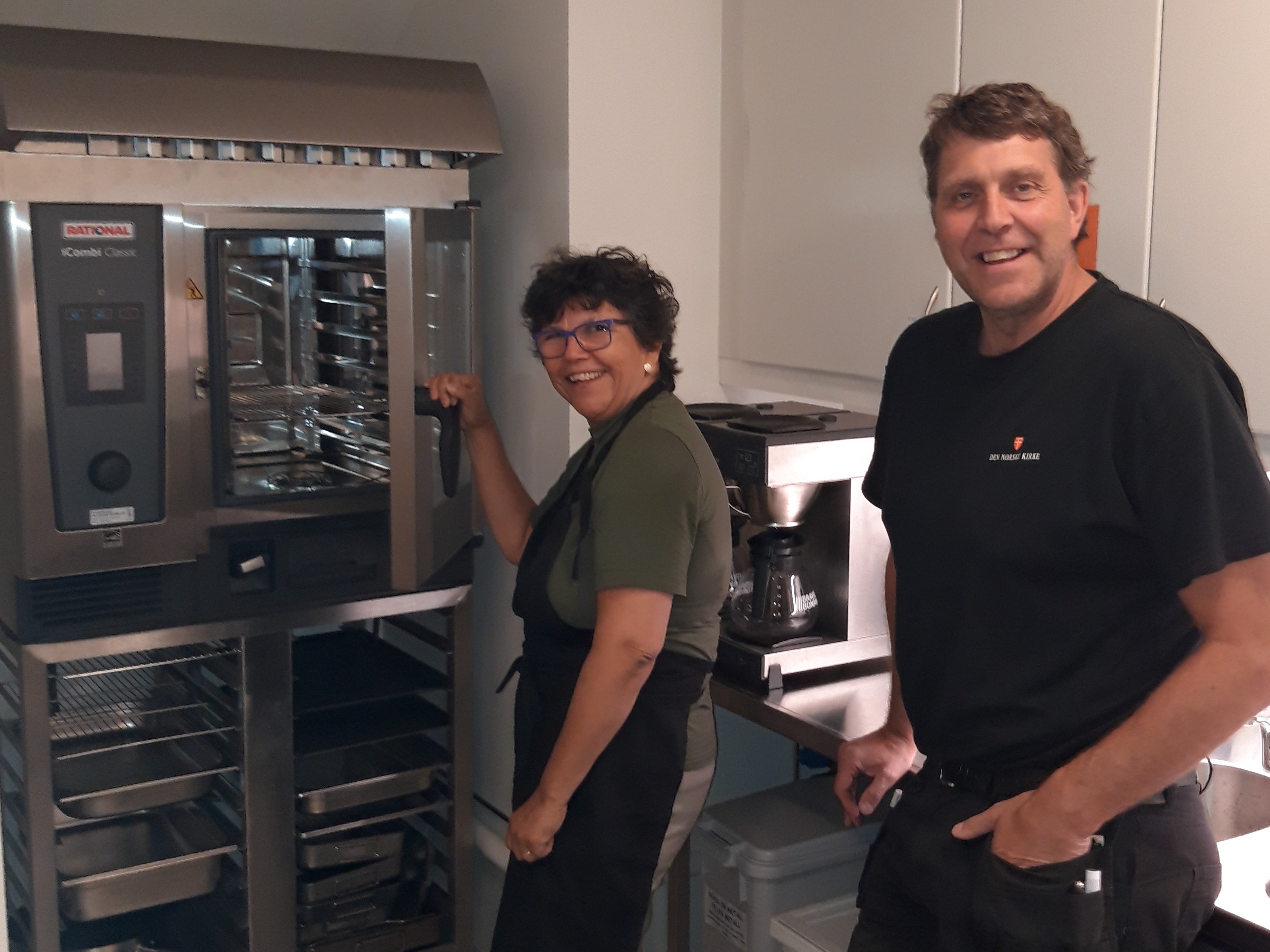 Diakon Ann Christin ser fram til å ta onsdagsmiddagene til nye kulinariske høyder med kombidamper, og kirketjener Trond kan være fornøyd med å ha ledet arbeidet med nytt kjøkken vel i havn!