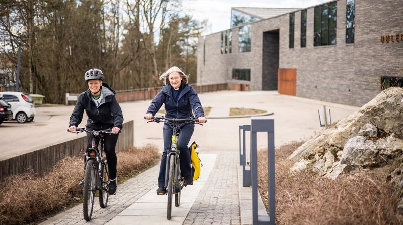 To av dei tilsette i Bøler kyrkje, som deltek i Sykle til jobben. Foto: Den norske kyrkja