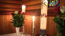 Hånddekorert påskelys på alteret i Plassen kirke. Foto: Marianne Fjelltveit