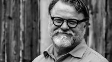 Petter Anton Næss besøker oss under Påfyll denne søndagen. Vi snakker om tro som bærer.