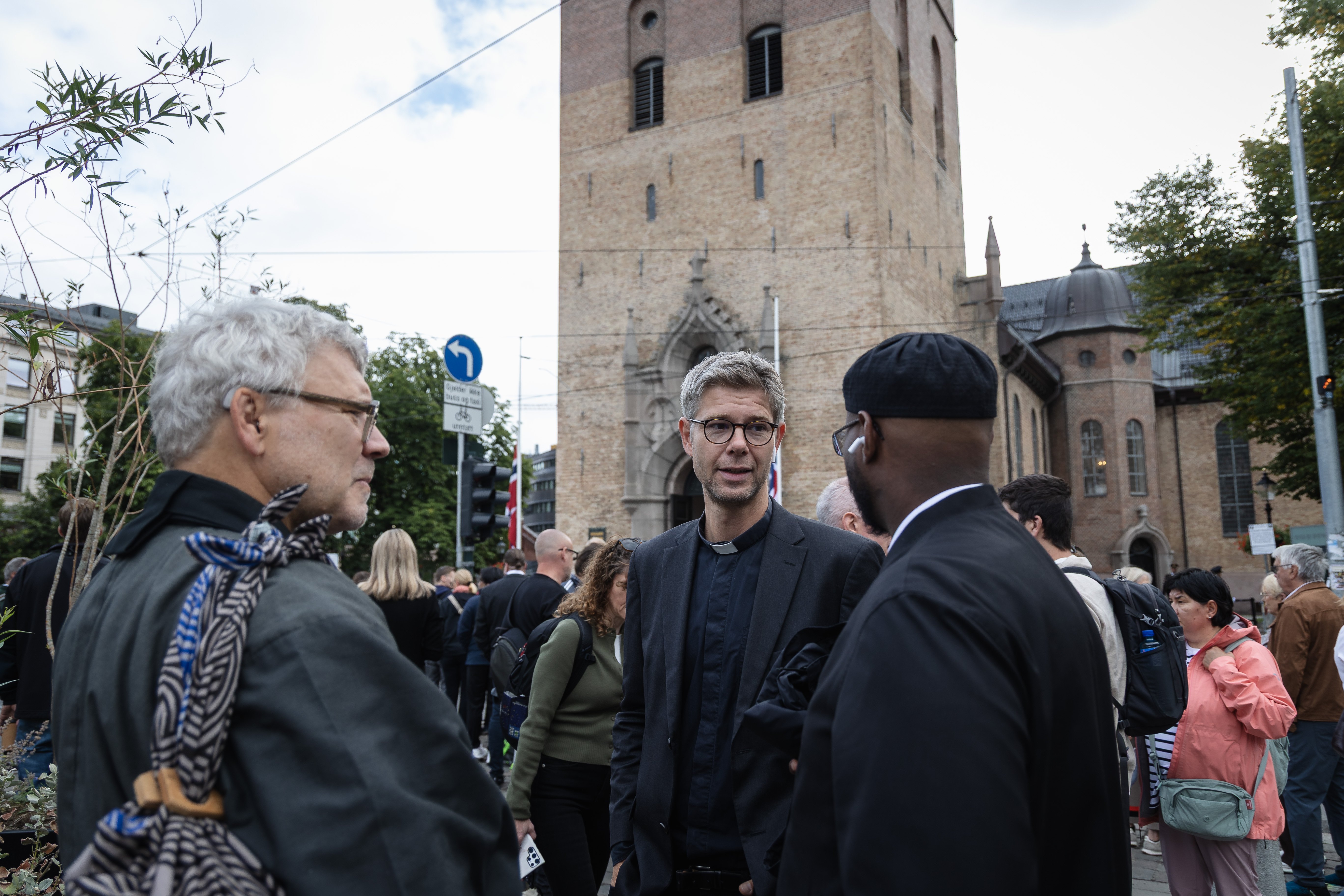 Det livssynsåpne uteteamet foran Oslo domkirke. Fra venstre: Shindo Kreg Viesselman, buddhistmunk tilknyttet Livssynsnøytralt samtalesenter ved UiO og Rinzai zen-senter; Eivind Oftebro, ledende prest i Trefoldighet, freds- og forsoningskirken; Abdifataah Mohamed Mahamud, imam (sykehjemsimam i Oslo kommune). Foto: Hans Jakob Heimvoll / Den norske kirke