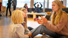 Den norske kyrkja får ekstra midlar frå regjeringa som skal gå til arrangement i juletida og på nyåret, utdeling av matposar til familiar og julegåver til born. (Illustrasjonsfoto: Sven-Erling Brusletto / Den norske kyrkja)