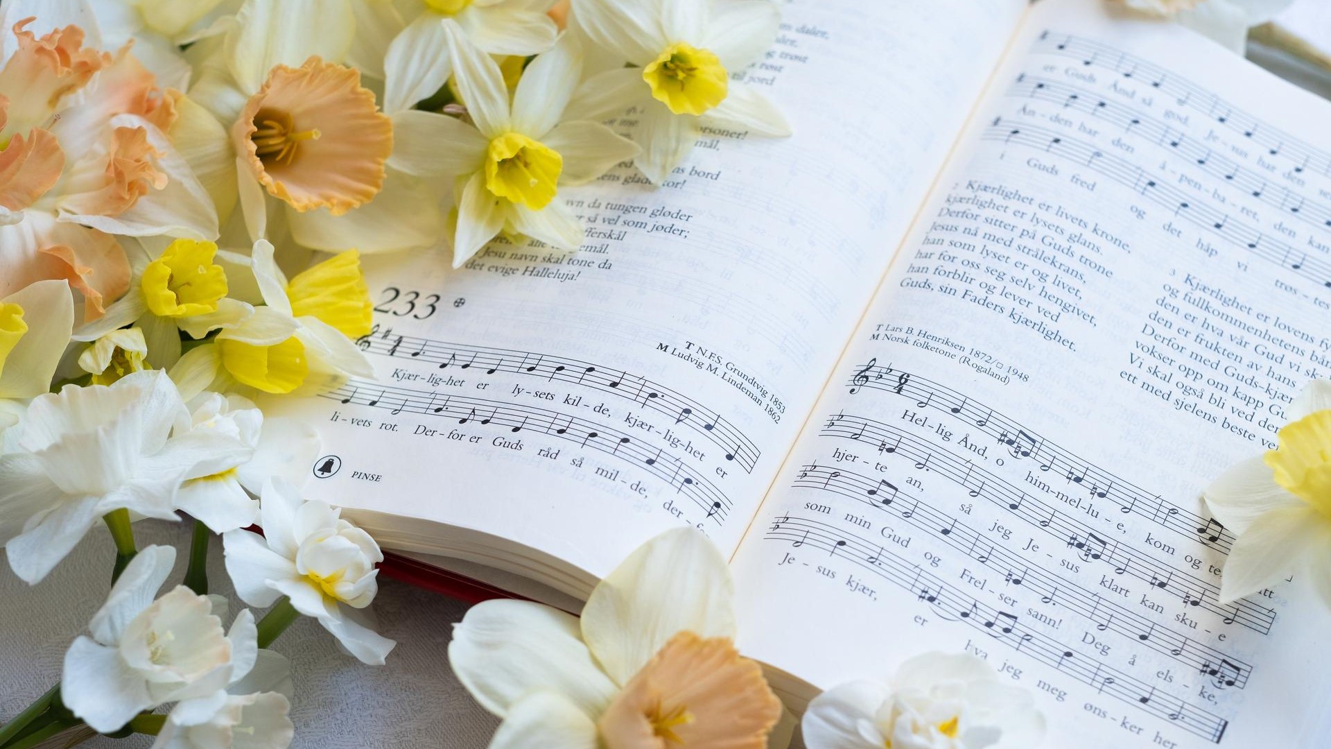 Pinse feires 50 dager etter påske og ti dager etter Kristi himmelfart. Høytiden markerer at Den hellige ånd ble sendt til disiplene. (Foto: Den norske kirke)