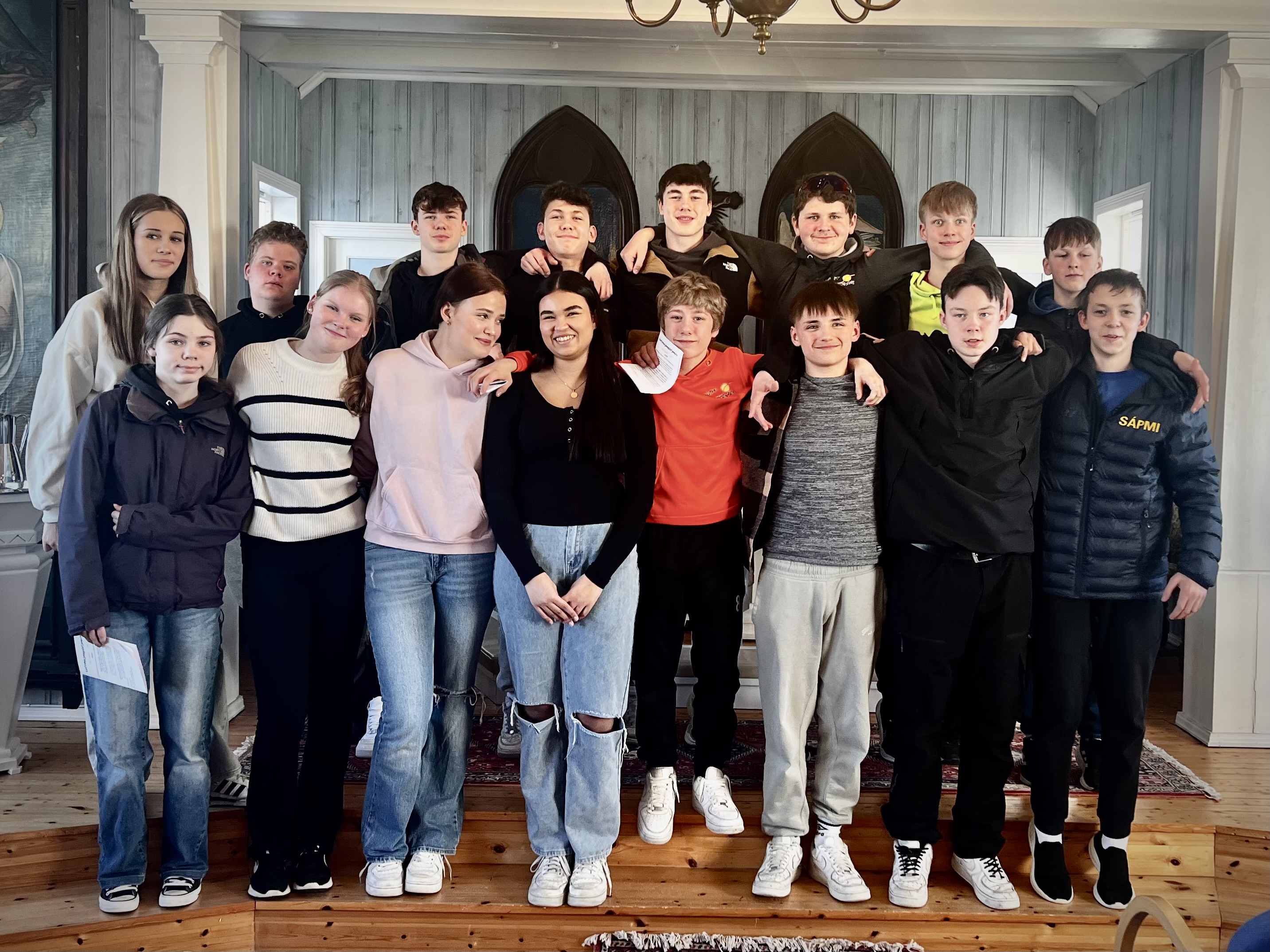 Årets konfirmanter fotografert på kirkebesøk i Gjesvær. Foto: Bente Olava Ravlo