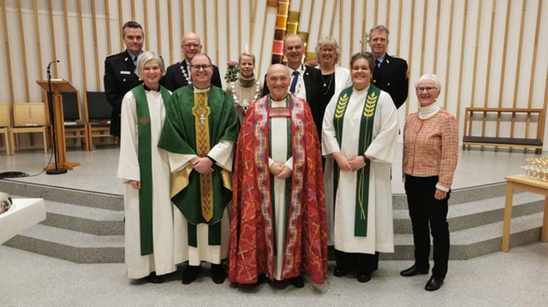 Foran til venstre: Marie Lyngseth, sokneprest, Kristoffer Lønning Tørressen, prost, Jan Otto Myrseth, biskop, Stine Kiil Saga, sokneprest og Guro Hellgren, leder i Ringerike kirkelige fellesråd. Bak fra venstre: Øystein Aas fra politiet, Syver Leivestad, ordfører i Hole kommune, Kristine Belsby, varaordfører i Jevnaker kommune, Runar Johansen, ordfører i Ringerike kommune, Lill Tone Grahl-Jacobsen, leder i Tundberg bispedømmeråd og Kjell Magne Tvenge fra politiet. Foto: Roar Olsen