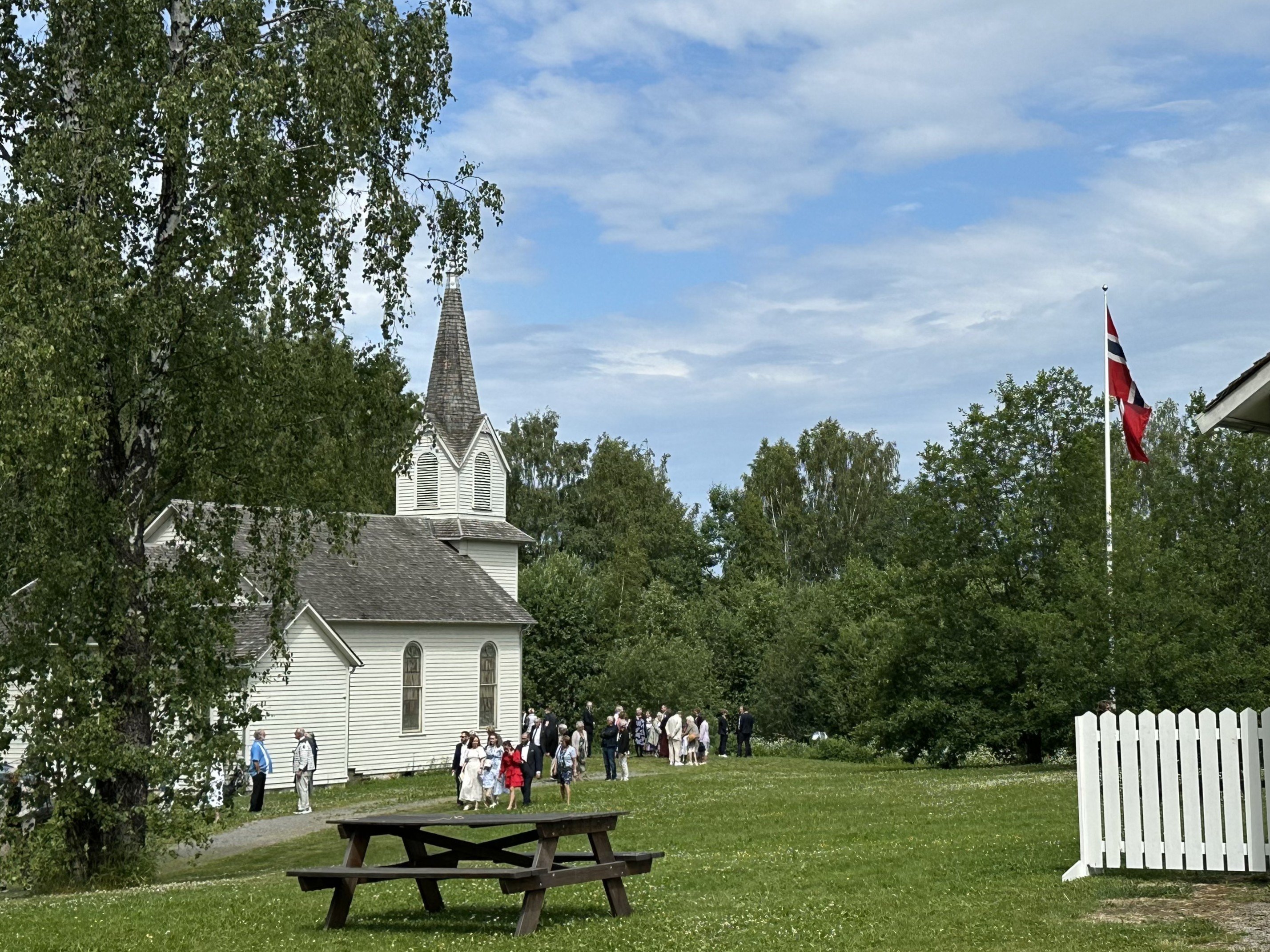 SEMINAR MED EDAVRD HOEM OG GUDSTJENESTE I  UTVANDRERKIRKEN.  Edvard Hoem er blitt syk, men seminaret og gudstjenesten går sin gang med dyktige medarbeidere. Se Hamar bispedømme