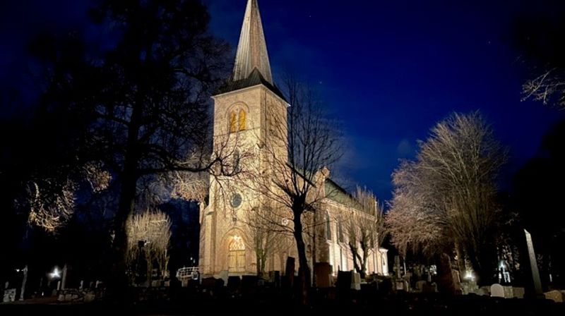 Asker kirke i flomlys advent 2024 | Foto: Knut Lundby