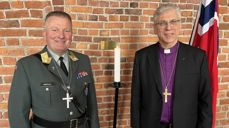 Brigader og sjef i Forsvarets tros- og livssynskorps Knut Espen Høidal, og preses Olav Fykse Tveit foran Forsvarets minnelys i Akershus slottskirke.