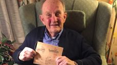 Gunnar Oslad har tatt vare på alle slags minner. I hendene har han en kladdebok med tyske krigsfly på baksiden. Se hele bildet i kirkebladet.