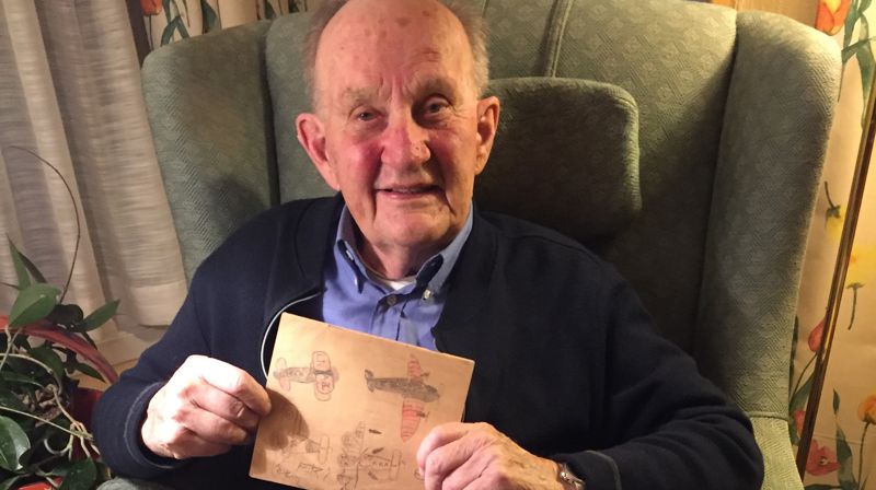 Gunnar Oslad har tatt vare på alle slags minner. I hendene har han en kladdebok med tyske krigsfly på baksiden. Se hele bildet i kirkebladet.