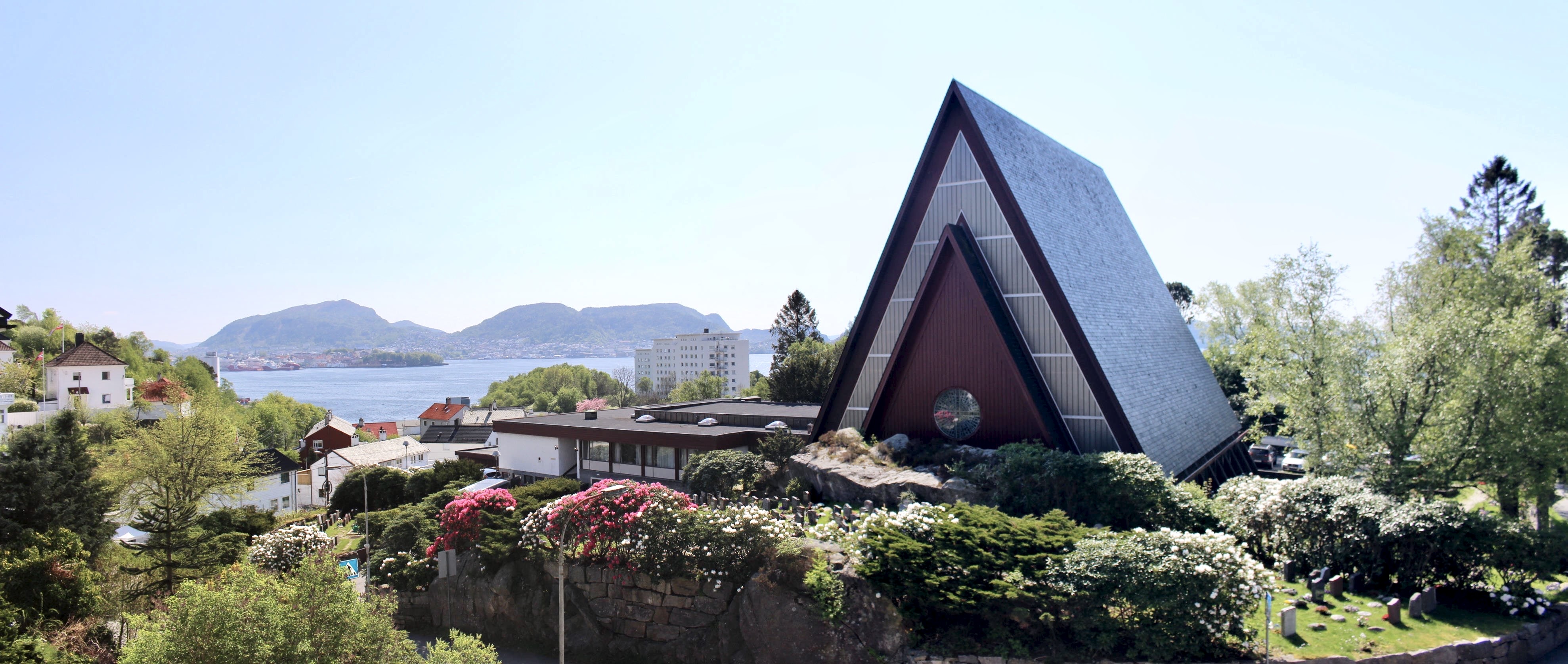 Biskopshavn kirke ligger vakkert til ved innseilingen til Bergen havn, bare 10 minutter med buss unna Bryggen.