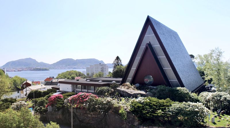 Biskopshavn kirke ligger vakkert til ved innseilingen til Bergen havn, bare 10 minutter med buss unna Bryggen.