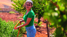 Rachelle El Debs er 15 år. Området hun bor i har vært uten vann i 40 år, men takket være midler fra Kirkens Nødhjelps fasteaksjon har landsbyen fått tilgang til rent vann. Foto: Kirkens Nødhjelp