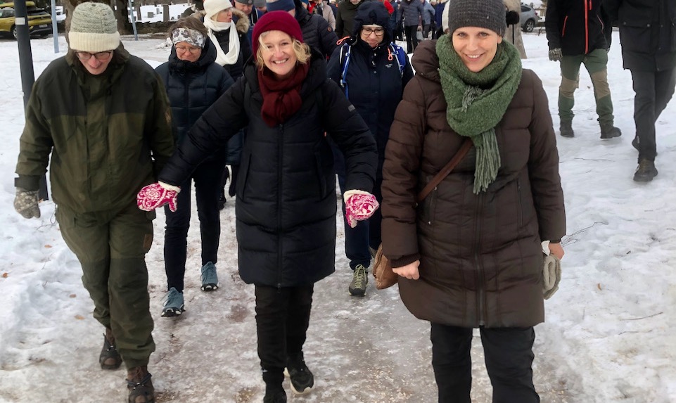 Biskop Kari Veiteberg på pilegrimsvandring ut fra Asker kirke. (Foto: Knut Lundby)