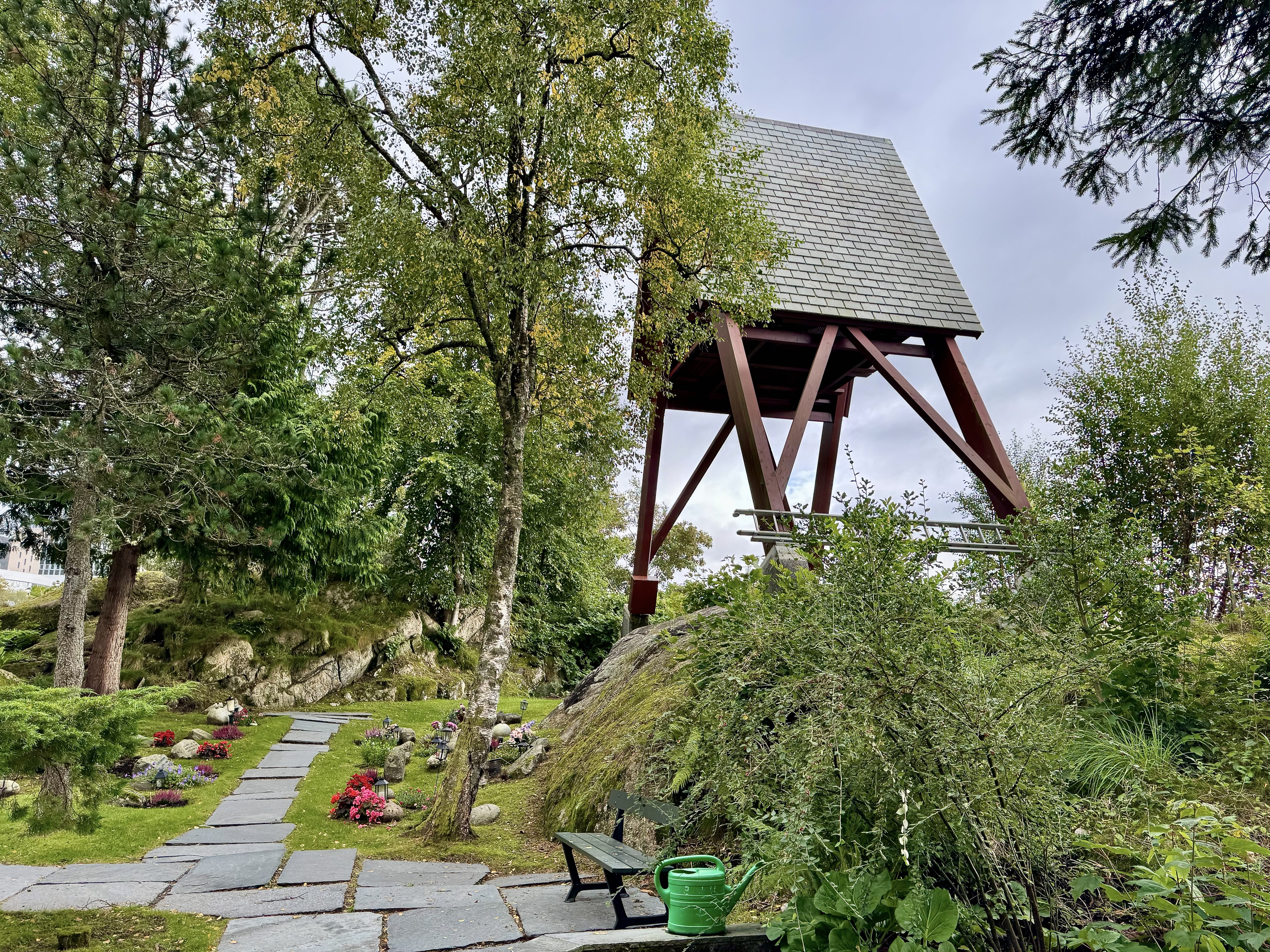 Klokkestøpul ved Biskopshavn kirke, der klokkene ringes fra.