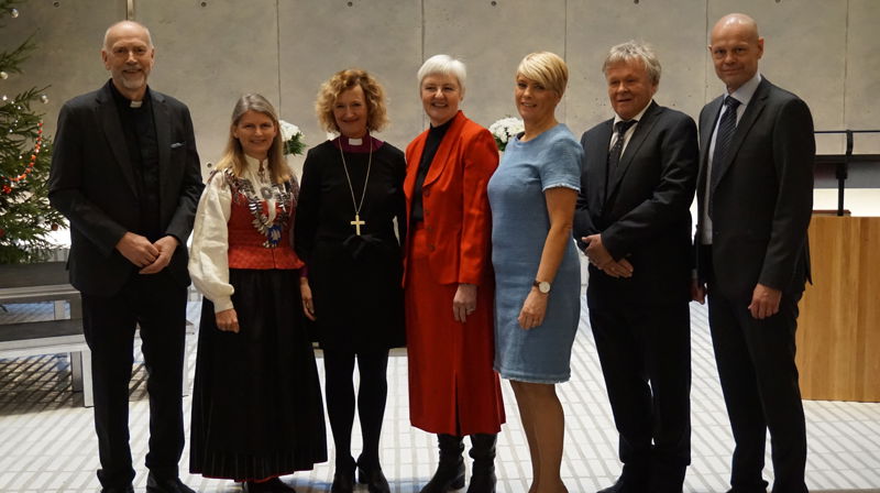 Prost Øystein Vaaland, ordfører Lene Conradi, biskop Kari Veiteberg, fylkesmann Valgerd Svarstad Haugland, leder av Kirkerådet Kristin Gunleiksrud Raaum, leder av Asker kirkelige fellesråd Nils Inge Haus og kirkesjef i Asker John Grimsby